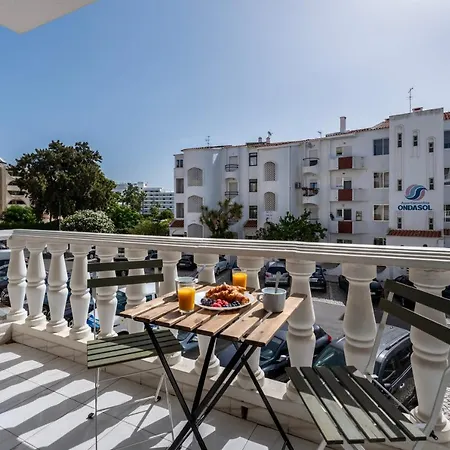Luminous 2bdr Flat W/balcony By Lovelystay Apartman