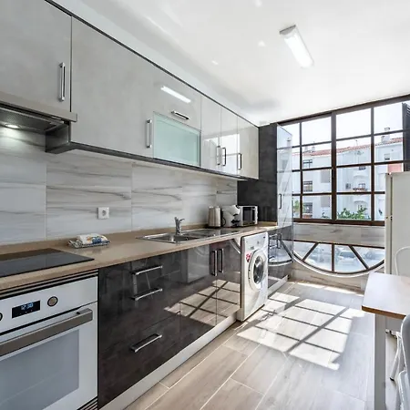 Luminous 2bdr Flat W/balcony By Lovelystay Apartman *