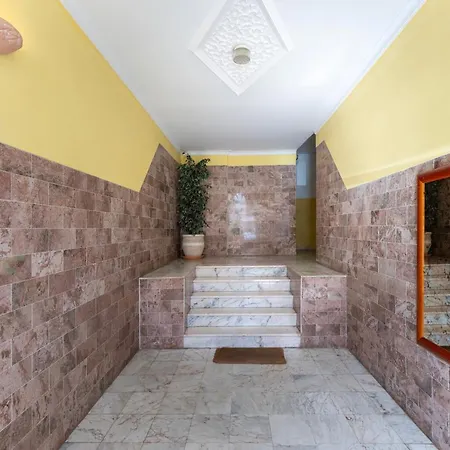 Apartman Luminous 2bdr Flat W/balcony By Lovelystay