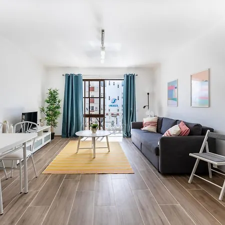 Luminous 2bdr Flat W/balcony By Lovelystay Διαμέρισμα