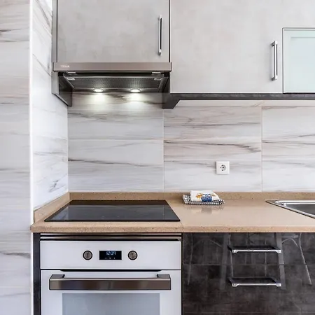 Luminous 2bdr Flat W/balcony By Lovelystay * البوفيرا